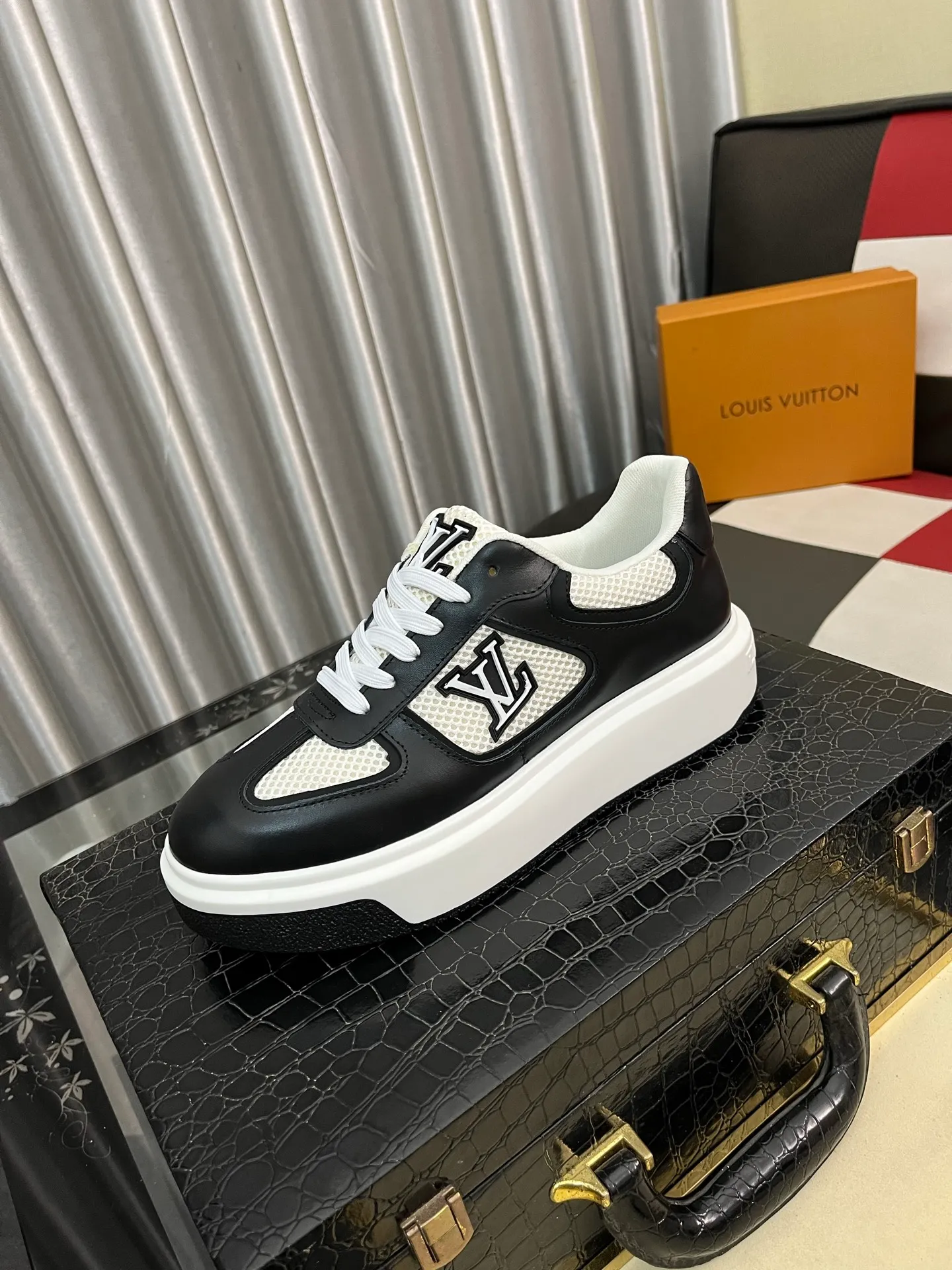Men's shoes 💰458⌚️⌚️《Louis vuitton/LV Louis Vuitton》original quality.~ Unique modern style sneakers. 🏃A must-have casual shoe for trendy men😍😍 Original brand imported from Italy, imported original leather, cowhide lining (refuses to discolor and grind feet) sole: original sole provided by the original factory, French lazy style design ⚠️Fit to the feet, original quality, super comfortable original sole. Code number: 38-442️⃣Colors available